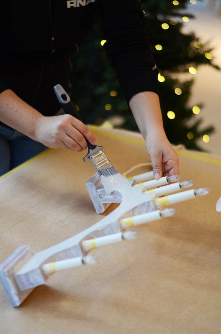 Paint an Advent candelabra in pine in a new color.